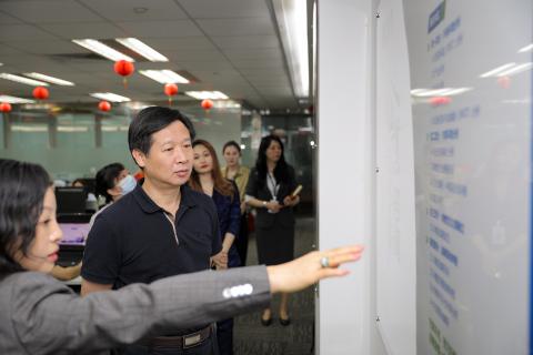 罗湖区委统战部副部长、工商联党组书记叶志伟一行到c7娱乐调研